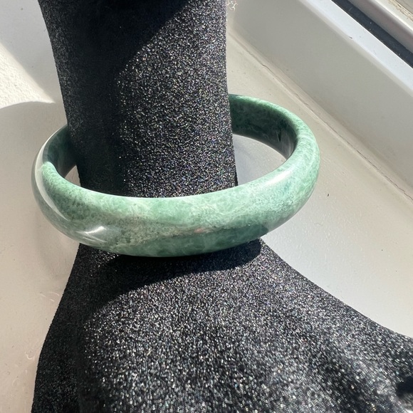 Olive green Jade bangle . - Picture 5 of 7